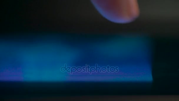 Κοντινό πλάνο του χέρι χρησιμοποιώντας υπολογιστή οθόνη αφής — Αρχείο Βίντεο