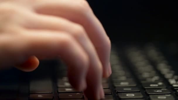 Primer plano de las manos femeninas escribiendo en el teclado del ordenador portátil — Vídeos de Stock