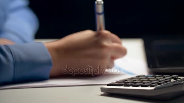 Femme avec calculatrice travaillant au bureau de nuit — Video