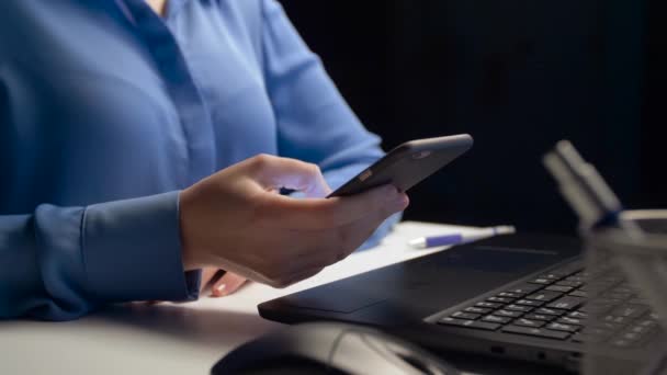 Mujer de negocios llamando en el teléfono inteligente en la oficina de noche — Vídeos de Stock