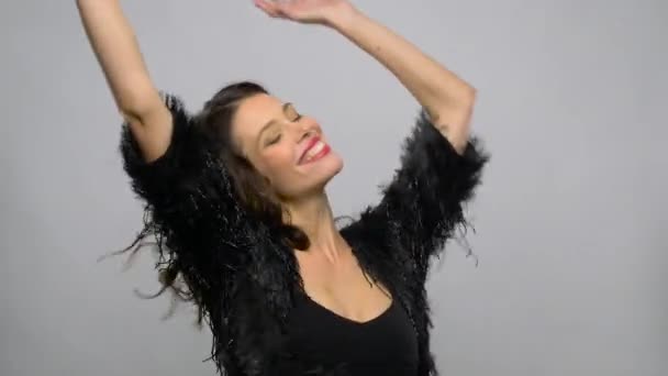 Счастливая улыбающаяся красивая молодая женщина танцует — стоковое видео