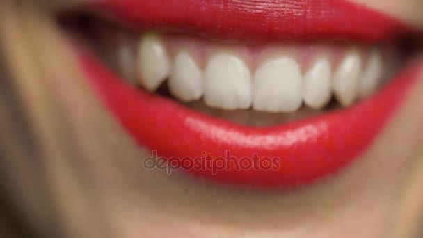 Lippen of mond van lachende vrouw met rode lippenstift — Stockvideo