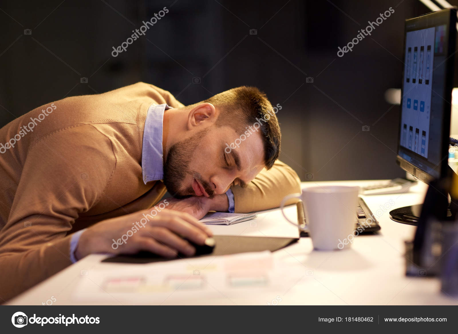 Hombre cansado durmiendo en la mesa en la oficina de noche — Foto de stock  #181480462 © Syda_Productions, image size:1600x1167