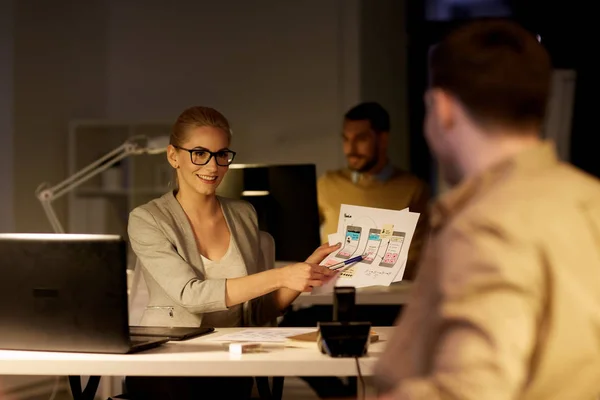 Trabalhadores com interface de usuário mockup tarde no escritório — Fotografia de Stock