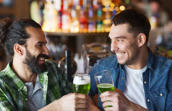 男性の友人に緑色のビールを飲むバーやパブ — ストック写真