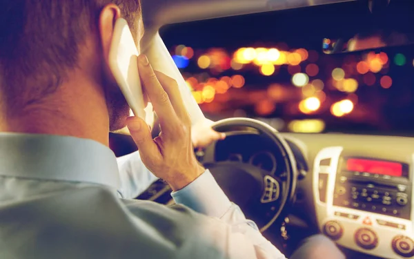 Close-up de homem dirigindo carro chamando no smartphone — Fotografia de Stock