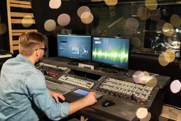Людина на мікшуванні консолі в студії запису музики — стокове фото