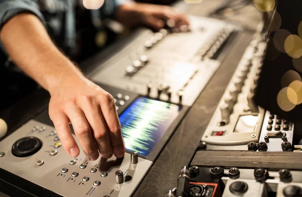 Homem usando console de mistura no estúdio de gravação de música — Fotografia de Stock