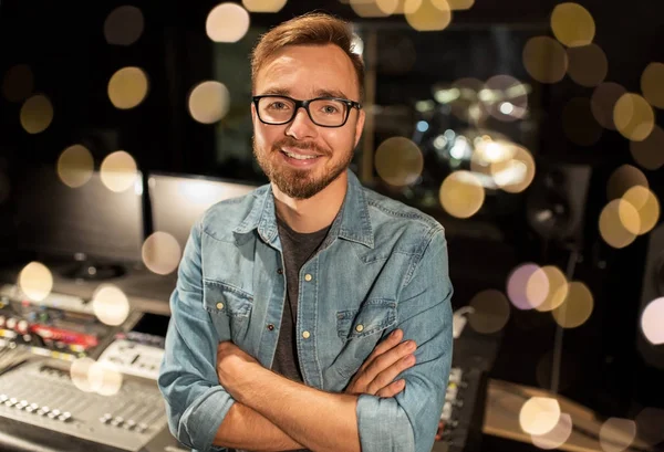 Uomo a mixare console in studio di registrazione musicale — Foto Stock