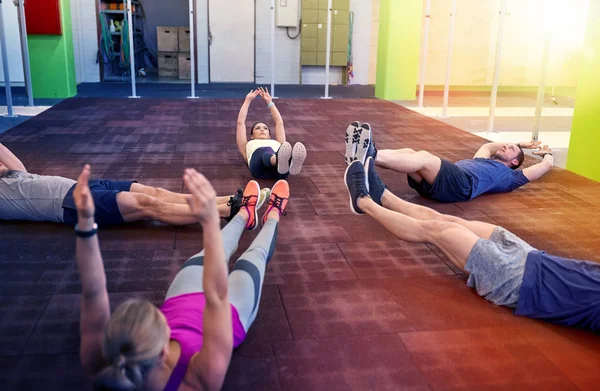 Spor salonunda egzersiz yapan bir grup insan. — Stok fotoğraf