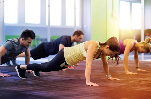 Spor salonunda egzersiz yapan bir grup insan. — Stok fotoğraf