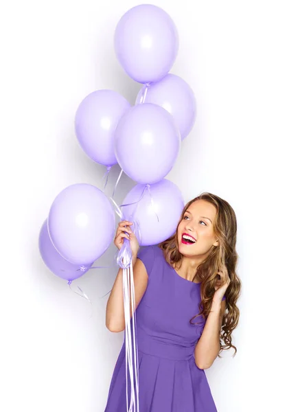 Ευτυχισμένος κορίτσι σε ultra violet φόρεμα με μπαλόνια — Φωτογραφία Αρχείου