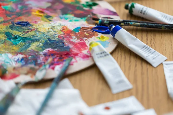 Acrílico cor ou pintura tubos e paleta — Fotografia de Stock