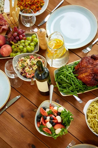 Vários alimentos na mesa de madeira servida — Fotografia de Stock