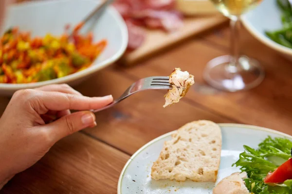 Mano con carne de pollo en tenedor — Foto de Stock