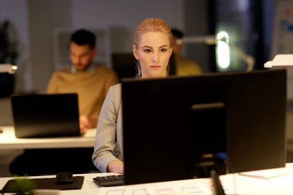 Mujer de negocios en la computadora trabajando en la oficina nocturna — Foto de Stock