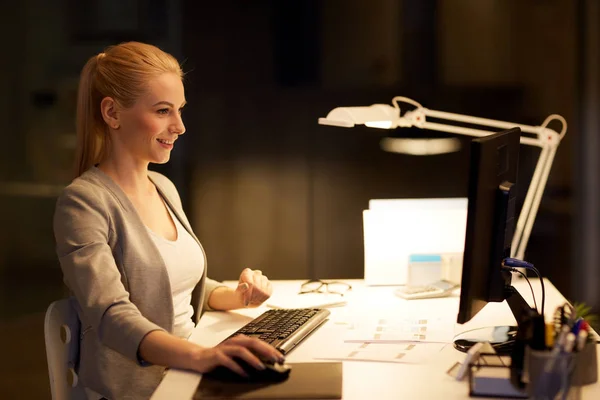 Donna d'affari a computer che lavora a ufficio di notte — Foto Stock