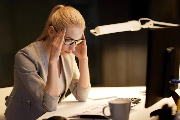 Geschäftsfrau am Computer arbeitet im Nachtbüro — Stockfoto