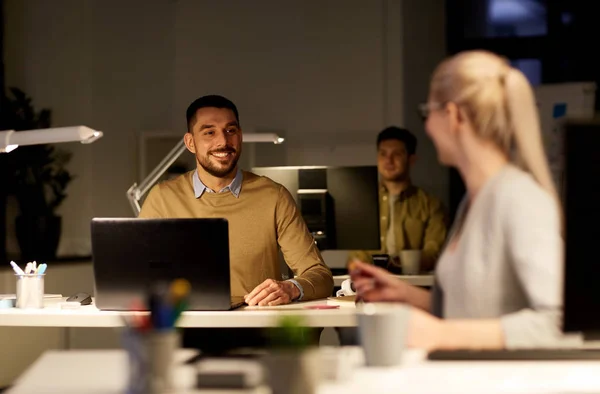 Medarbetare med laptop jobbar sent på kontoret — Stockfoto