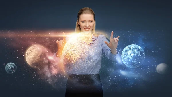 Donna d'affari felice con pianeti virtuali e spazio — Foto Stock