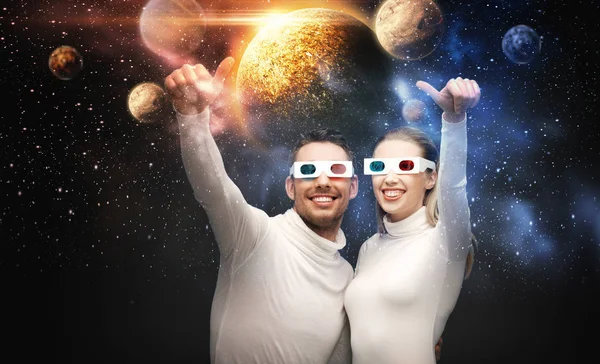空間投影を見て 3 d メガネのカップル — ストック写真