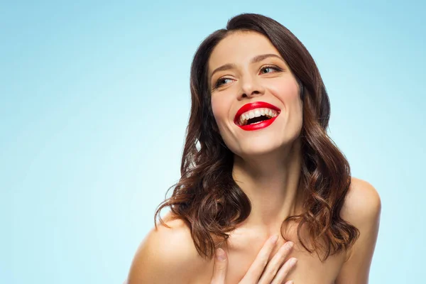 Schöne lachende junge Frau mit rotem Lippenstift — Stockfoto