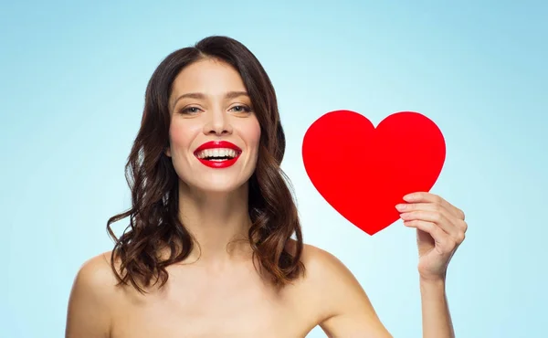 빨간 립스틱과 심장 모양으로 아름 다운 여자 — 스톡 사진