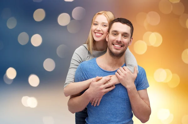 Feliz pareja abrazando sobre luces fondo —  Fotos de Stock