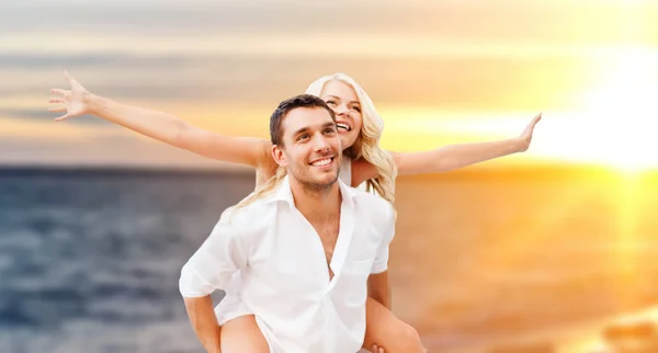 Feliz pareja sobre fondo de mar — Foto de Stock