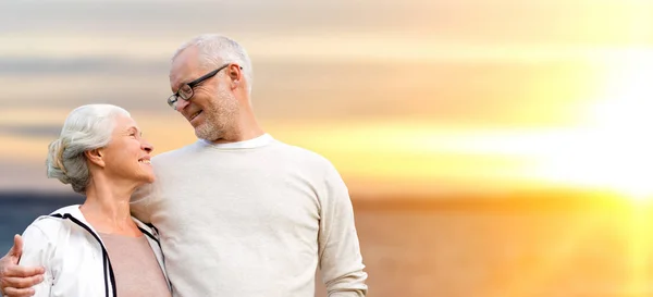 Gelukkige senior paar over zonsondergang achtergrond — Stockfoto