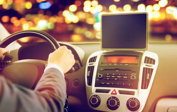 Primer plano de hombre joven con tablet PC coche de conducción —  Fotos de Stock