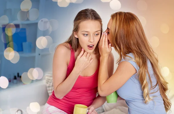 Young women drinking tea and gossiping at home — Stock Photo, Image