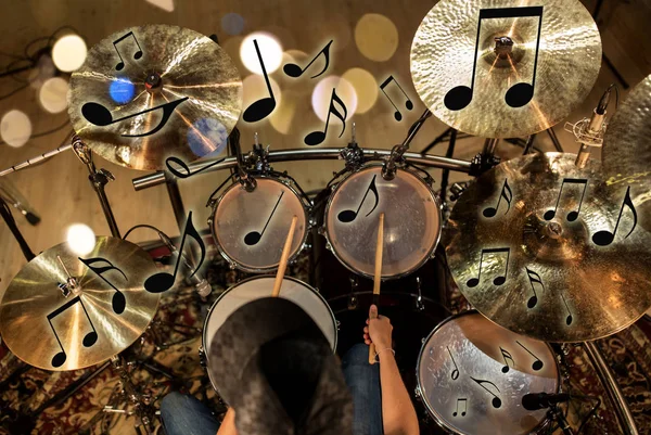 Músico masculino tocando bateria no concerto — Fotografia de Stock