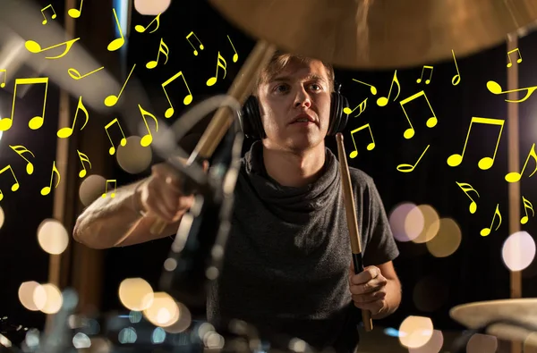ヘッドフォン コンサートでドラムキットを再生の音楽家 — ストック写真
