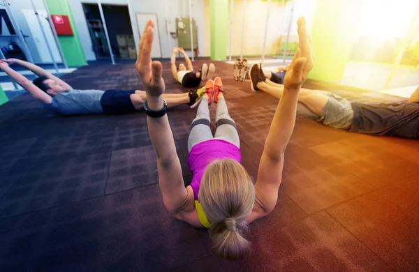 Gruppo di persone che fanno ginnastica in palestra — Foto Stock