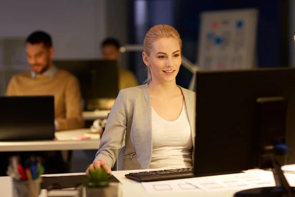 Mujer de negocios en la computadora trabajando en la oficina nocturna — Foto de Stock