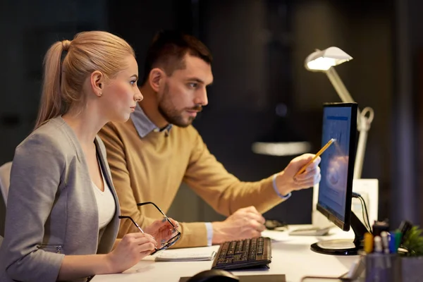 Equipo de negocios con computadora trabajando hasta tarde en la oficina —  Fotos de Stock