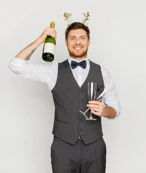 Homme avec bouteille de champagne à la fête de Noël — Photo