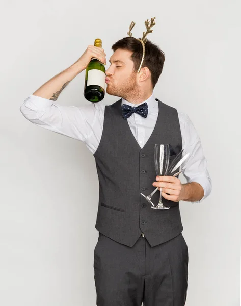 Hombre besando botella de champán en la fiesta de Navidad — Foto de Stock