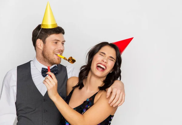 Szczęśliwa para z party blowers zabawy — Zdjęcie stockowe