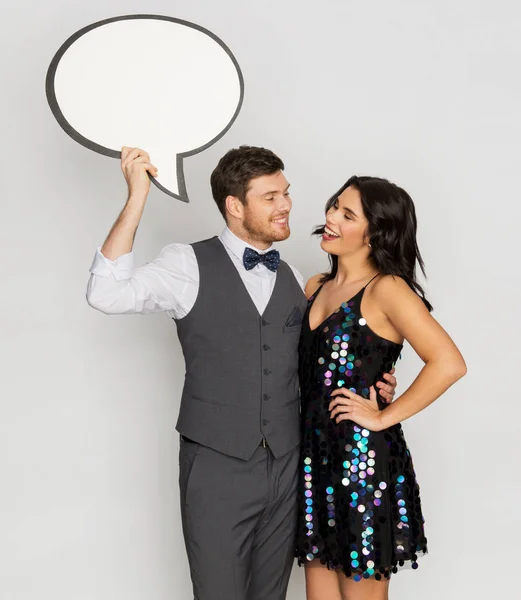 Heureux couple à la fête tenant la bannière de bulle de texte — Photo
