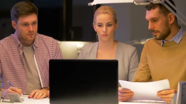 Business-team med laptop arbetar på natten kontor — Stockvideo