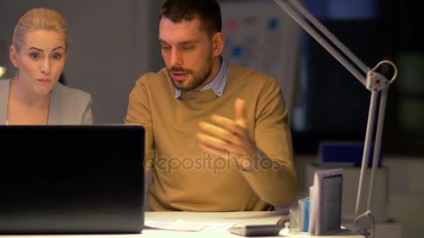 Equipo de negocios con ordenador portátil que trabaja en la oficina nocturna — Vídeos de Stock