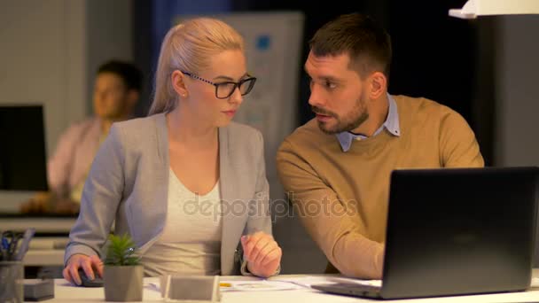 Business team with laptop working at night office — Stock Video