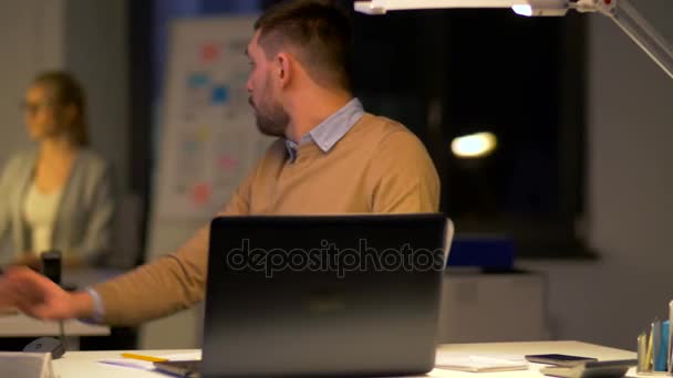 Travailleur de bureau avec ordinateur portable demande de l'aide à un collègue — Video