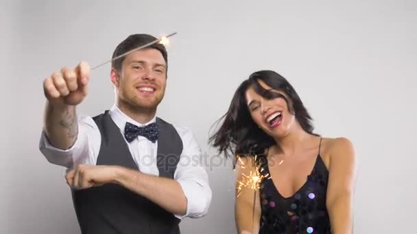 Casal feliz com sparklers dançando na festa — Vídeo de Stock