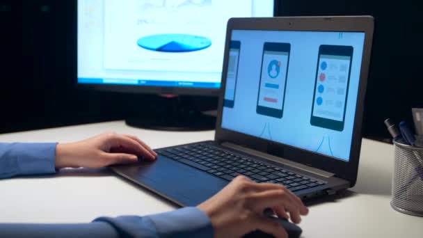 밤 사무실에서 일 하는 노트북으로 웹 디자이너 — 비디오