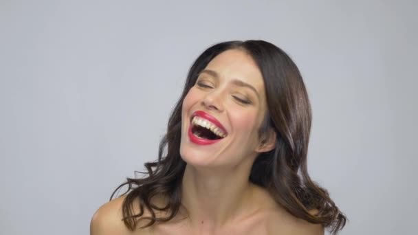 Hermosa riendo joven mujer con lápiz labial rojo — Vídeos de Stock