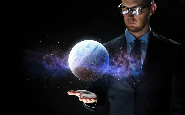 Perto de homem de negócios com holograma planeta — Fotografia de Stock