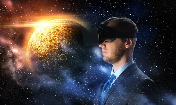 Бізнесмен у гарнітурі віртуальної реальності над простором — стокове фото